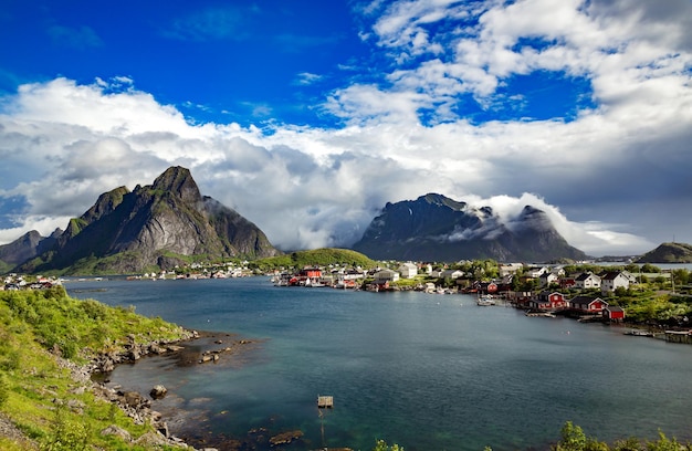 Lofoten es un archipiélago en el condado de Nordland, Noruega. Es conocido por un paisaje distintivo con montañas y picos espectaculares, mar abierto y bahías protegidas, playas y tierras vírgenes.