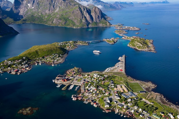 Lofoten es un archipiélago en el condado de Nordland, Noruega. Es conocido por un paisaje distintivo con montañas y picos espectaculares, mar abierto y bahías protegidas, playas y tierras vírgenes.