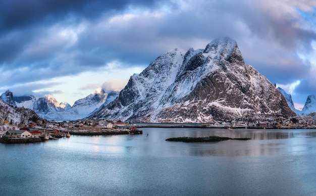 Lofoten-Insellandschaft Norwegen Berggipfel und Meeresbucht bei Sonnenaufgang Naturlandschaft in Norwegen Reisebild