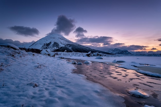 Lofoten-Inseln Norwegen Berge Eis mit Schnee und Wolken bei Sonnenuntergang Abendzeit Winterlandschaft in der Nähe des Ozeans Norwegen reisen