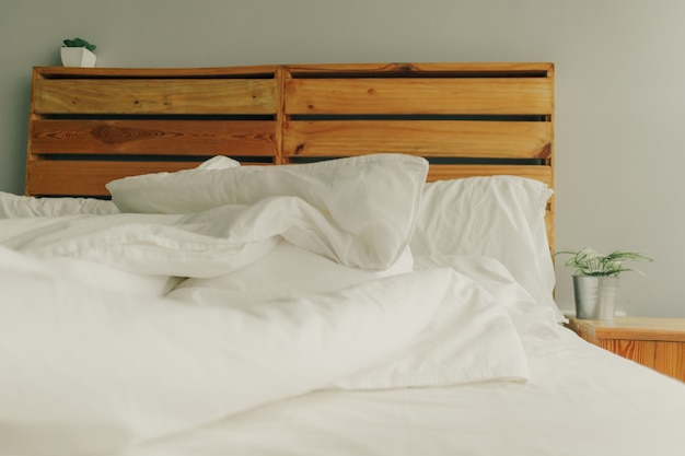 Foto loft estilo cama desmontable con cabecero de madera.