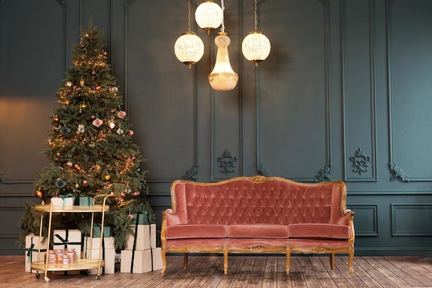 Loft interior con sofá árbol de Navidad