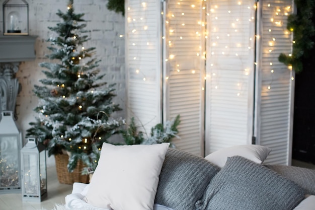 Loft quarto interior com árvore de Natal