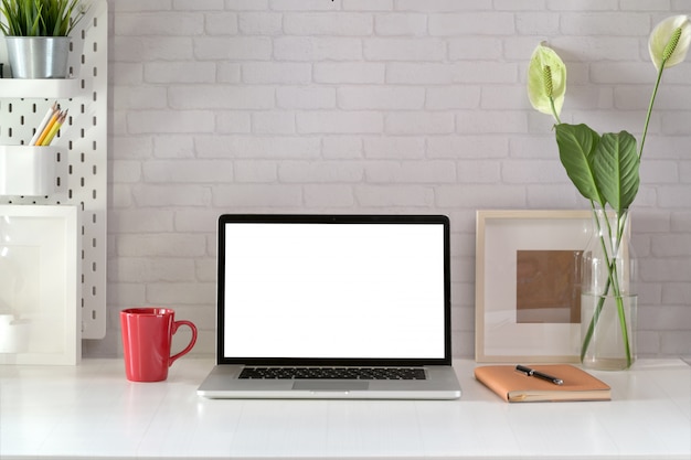 Loftarbeitsplatz mit verspottetem Laptop