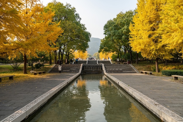 Lofts de edifícios antigos e árvores de ginkgo estão no Parque Jinci Taiyuan Shanxi China