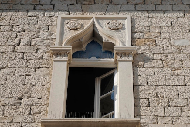 Loggia der mittelalterlichen Stadt Trogir in Dalmatien, Kroatien, UNESCO-Weltkulturerbe, Altstadt und Gebäudedetails