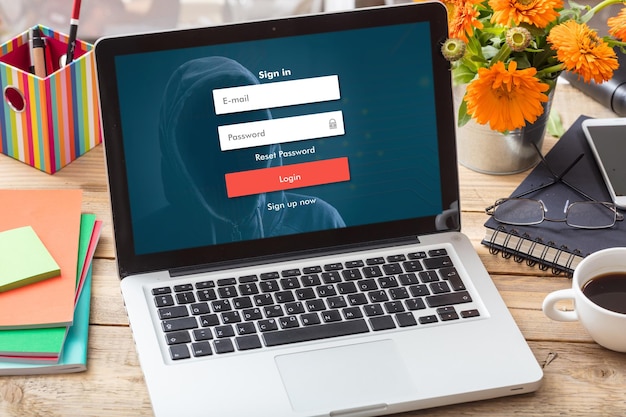 Foto login e senha na tela de um laptop em uma mesa de escritório