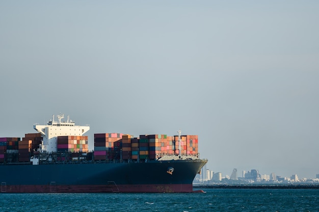 Logística e transporte de navio de carga container internacional.