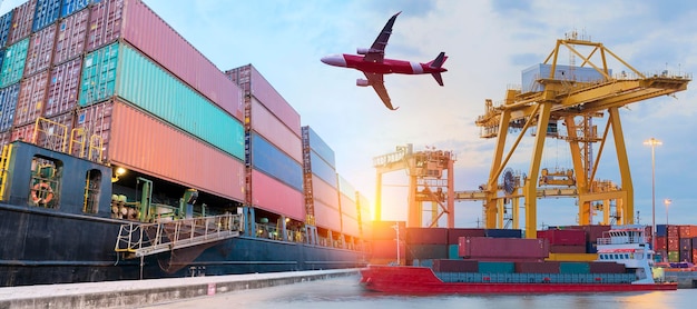 Logística e transporte de navio de carga de contêiner e avião de carga com ponte de guindaste de trabalho