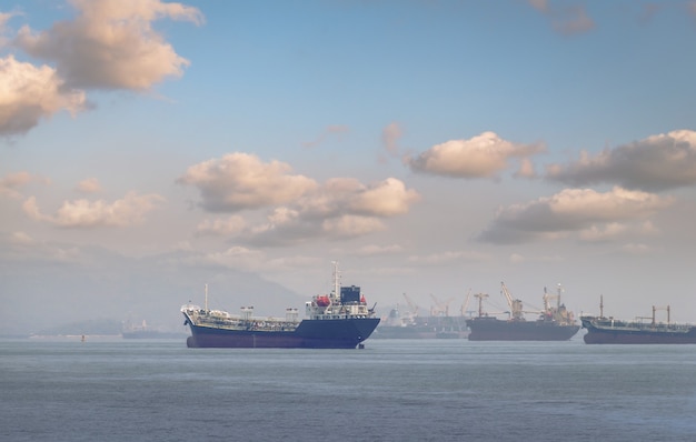 Logística e transporte de navio internacional de carga de contêineres no oceano