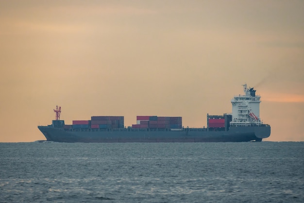 Logística importação exportação navio de carga de contêiner no porto marítimo no céu do pôr do sol, transporte de mercadorias por barco de navio de contêiner