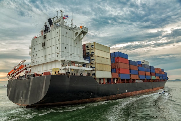 Foto logística y transporte de buques de carga de contenedores internacionales