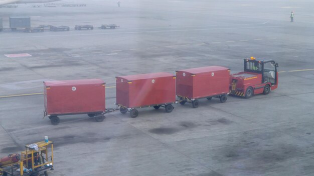 Foto logística y transporte de contenedores buque de carga y avión de carga con puente de grúa en funcionamiento en el astillero al amanecer