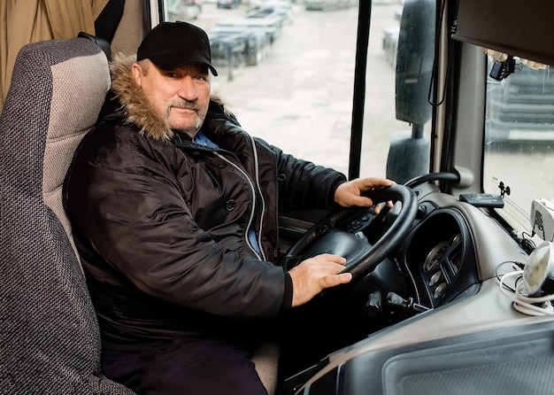 Logistik eines Fahrers oder Spediteurs in der Deckung eines LKW- und Anhängerfahrers an einem Umschlagplatz