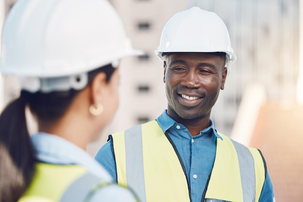 Logistikarbeiter, ingenieur oder bauunternehmer, der partnerschaftlich an der gebäudearchitektur von industriestandorten arbeitet, und team, das wartungsarbeiten durchführt afrikanischer mann und technischer mitarbeiter, der sicherheitschecks durchführt