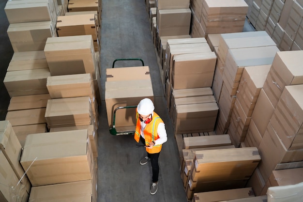 Logistiker liefert Kisten