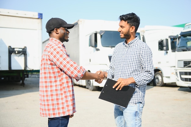 Logistikmanager, der den Zeitplan der LKW-Fahrer kontrolliert