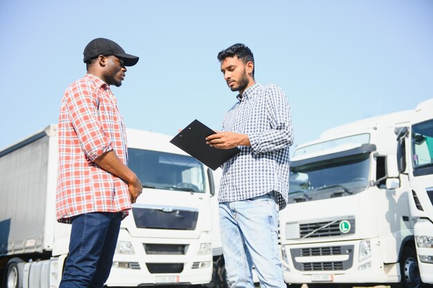 Foto logistikmanager kontrolliert den zeitplan der lkw-fahrer