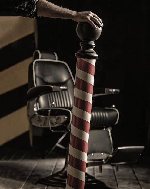 Foto logo des barbershop-symbols stilvoller vintage-friseurstuhl barbershop-sessel salon-friseurladen für männer barber shop pole