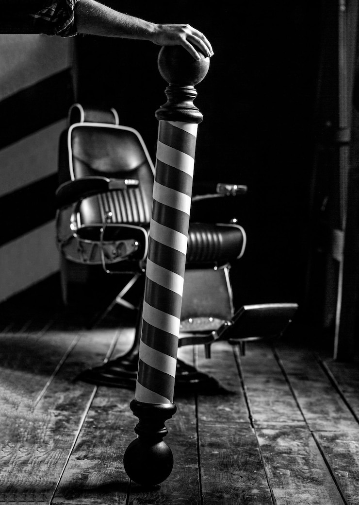Foto logo des barbershop-symbols stilvoller vintage-friseurstuhl hairstylist im barbershop-interieur friseursalon-stuhl barbershop-sessel salon-friseurladen für männer friseurstange
