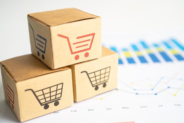 Logotipo del carrito de compras en la caja en el fondo del gráfico Cuenta bancaria Inversión Investigación analítica datos economía comercio Importación de negocios exportación transporte concepto de empresa en línea