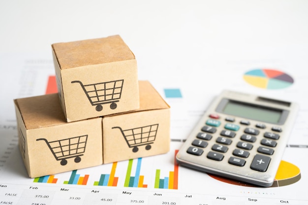Logotipo del carrito de compras en la caja en el fondo del gráfico Cuenta bancaria Inversión Investigación analítica datos economía comercio Importación de negocios exportación transporte concepto de empresa en línea