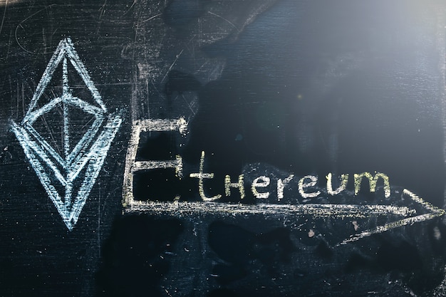 Logotipo de criptomoneda Ethereum en pizarra