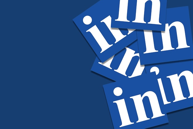 Foto logotipo da plataforma de rede social de negócios linkedin em fundo azul