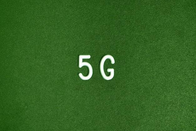Logotipo das redes 5g em um fundo verde com uma luz quente e forte no interior.