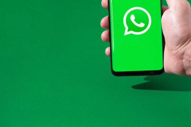 Foto logotipo do whatsapp na tela do smartphone.