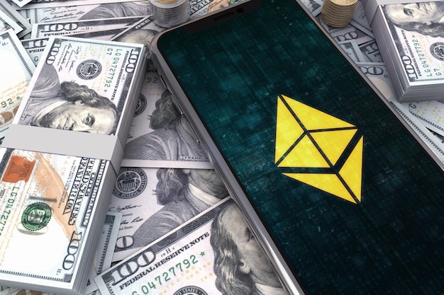 Logotipo de Ethereum dentro del teléfono inteligente en los billetes de dólar