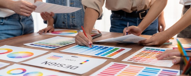 Logotipo de lluvia de ideas de diseñador gráfico y artes gráficas en el taller Examinar