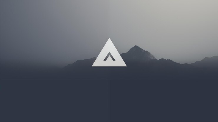 Foto logotipo de triángulo minimalista sobre silueta de montaña con fondo de gradiente gris