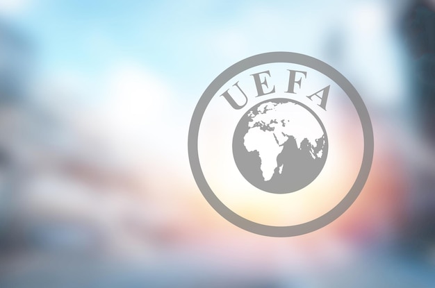Logotipo de la UEFA en la sede de la organización sobre un fondo borroso