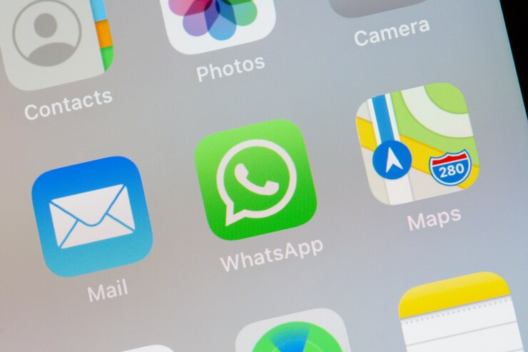 Foto logotipo de whatsapp en el primer plano del teléfono inteligente de pantalla