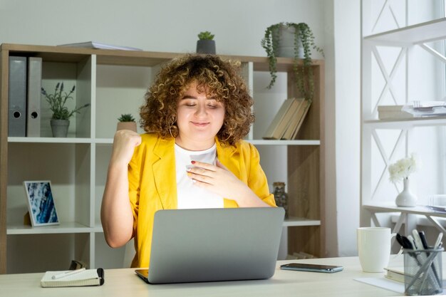 Lograr el resultado éxito en línea feliz mujer portátil