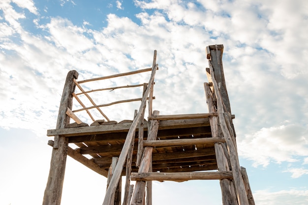 Logro Motivación Carrera Concepto de crecimiento. Escalera de madera que conduce a un cielo azul