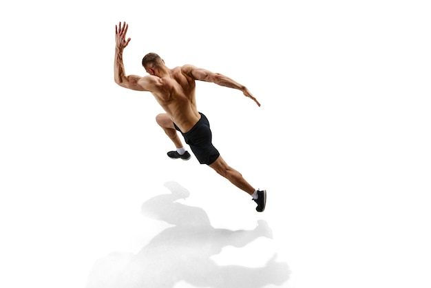 Logros deportivos vista superior imagen del atleta corredor profesional hombre en movimiento contra el estudio blanco
