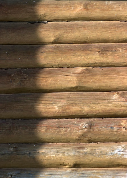 Logs ao lado de uma cabana de madeira da casa