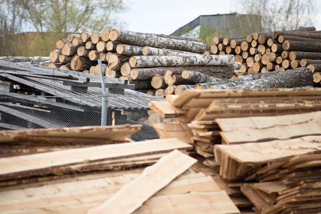 Logs e placas são empilhados em uma pilha