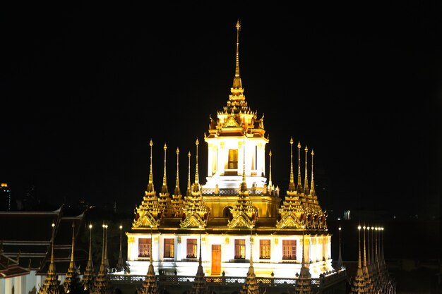 Loha Prasat Metal Palace en la noche en Bangkok, Tailandia.