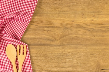 Diferentes Lenços Dobrados Sobre O Chão De Mesa De Madeira. Espaço Para  Texto Foto de Stock - Imagem de tela, pessoal: 229815586