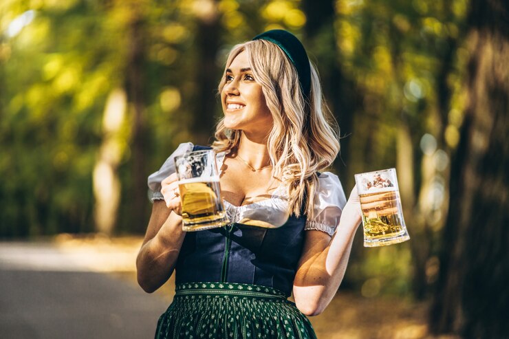 Foto loira bonita com vestido tradicional da oktoberfest