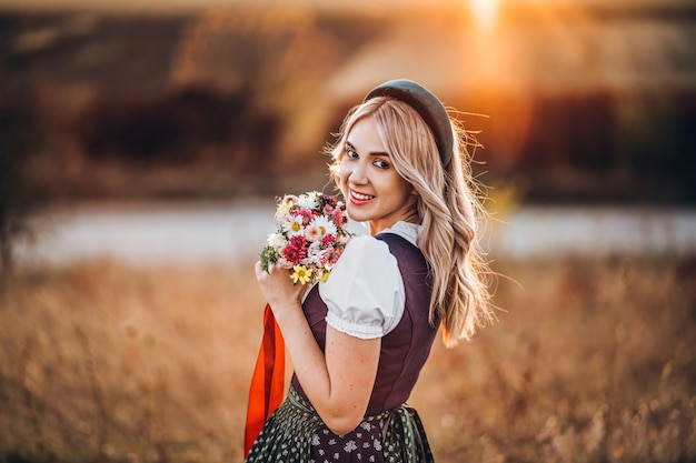 Loira bonita com vestido tradicional da Oktoberfest