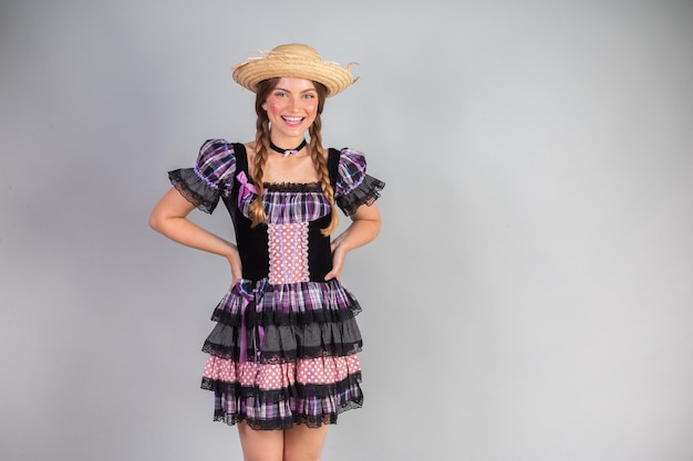 Foto loira brasileira roupas de festa junina arraial mãos na cintura