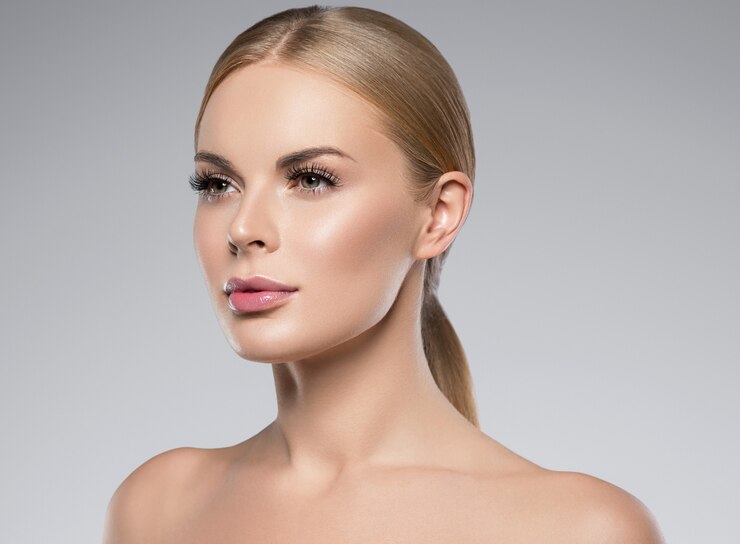 Loira de mulher bonita com maquiagem natural de cabelos longos e conceito cosmético de pele saudável. Tiro do estúdio.