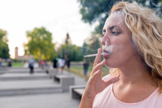 Loira, desfrutando de um cigarro