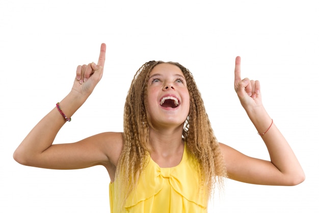 Foto loira feliz com cabelos cacheados, menina adolescente, apontando o dedo indicador para cima