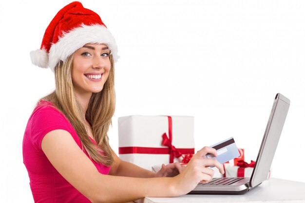 Loira festiva compras on-line com laptop