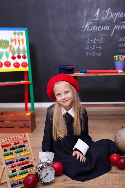 Foto loira linda de uniforme na sala de aula